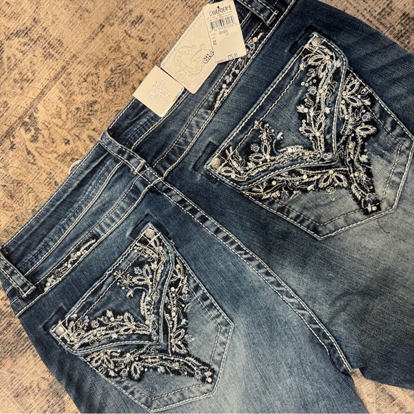 Grace in LA Jeans - Picture 5 of 6